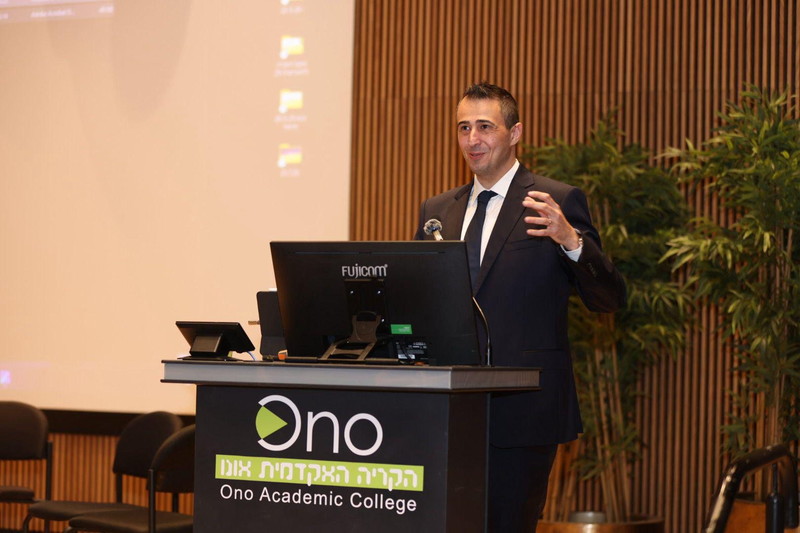 עו"ד אריאל פרייברג מרצה בתחום הנזיקין